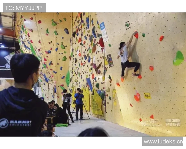 成都攀岩队的包夹战术解析与实战应用探讨